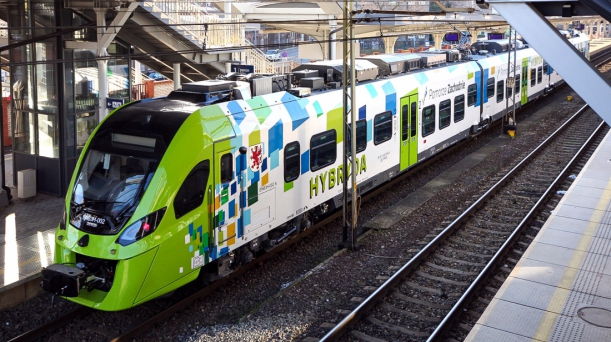 pociąg o napędzie hybrydowym w barwach pomorza zachodniego - biały i zielony, napis na pociągu hybrid, pociąg stoi na dworcu główym w szczecinie