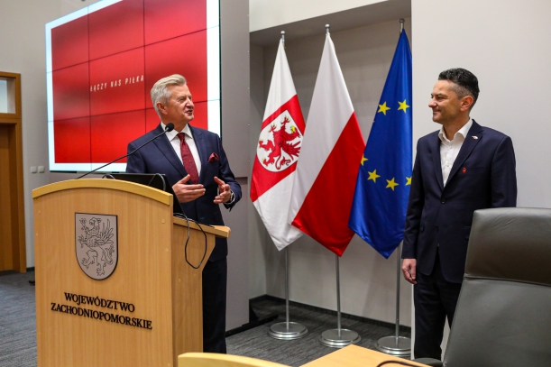 Stanisław Wziątek, Członek Zarządu Województwa Zachodniopomorskiego (na zdjęciu z lewej) i Maciej Mateńko, wiceprezes ds. szkolenia PZPN, prezes ZZPN