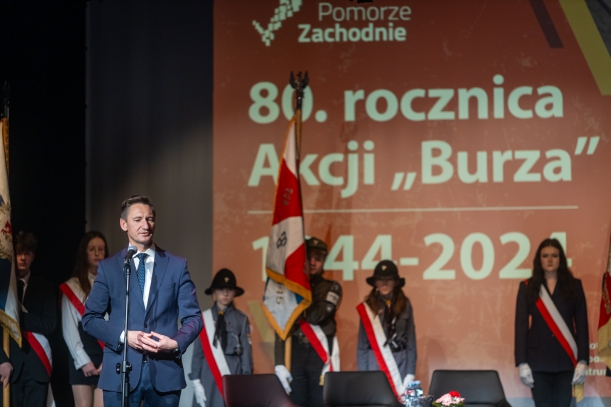 Marszałek Województwa Zachodniopomorskiego Olgierd Geblewicz na scenie Teatru Polskiego podczas konferencji podsumowującej obchody 80. rocznicy Akcji Burza