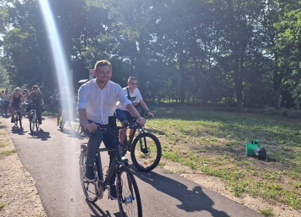 Wicemarszałek województwa Tomasz Sobieraj jedzie rowerem po nowej ścieżce. 