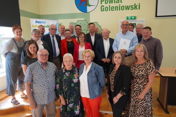 wszyscy beneficjenci którzy podpisali umowy 24 lipca z powiatu goleniowskiego razem z marszałkiem Geblewiczem