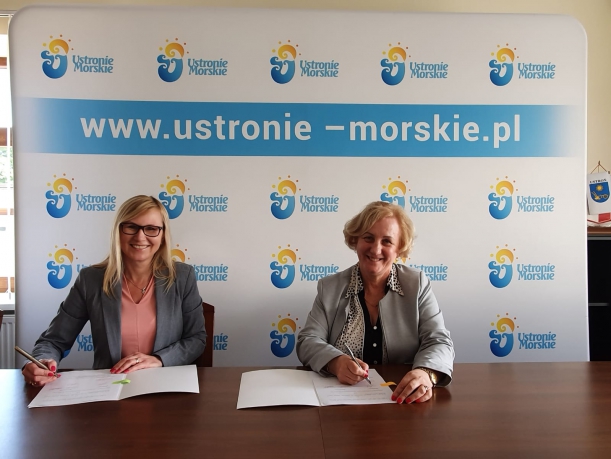 członek zarządu Anna Bańkowska podpisuje umowę z Gminą Ustronie Morskie 