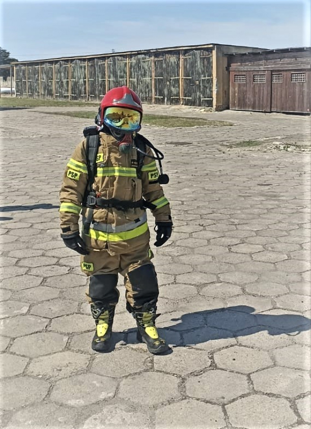 dziecko w bojowym stroju strażaka 
