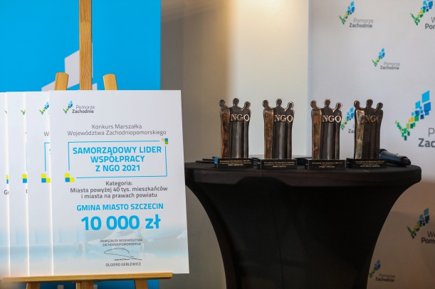 Statuetki i dyplomy na sztaludze w konkursie  Samorządowy Lider Współpracy z NGO 2021