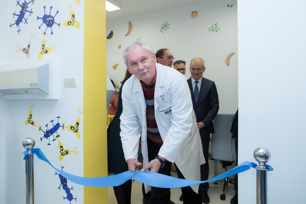 Jedną z osób, które dokonały symbolicznego przecięcia wstęgi w szpitalu w Szczecinie-Zdrojach oznaczającego otwarcie sali podań leków, był dr Andrzej Niedzielski. 