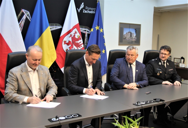 Podpisanie umowy z władzami gmin Przelewice, Grzmiąca, Choszczno na dofinansowanie budowy Regionalnych Centrów Szkolenia Strażaków Ochotników