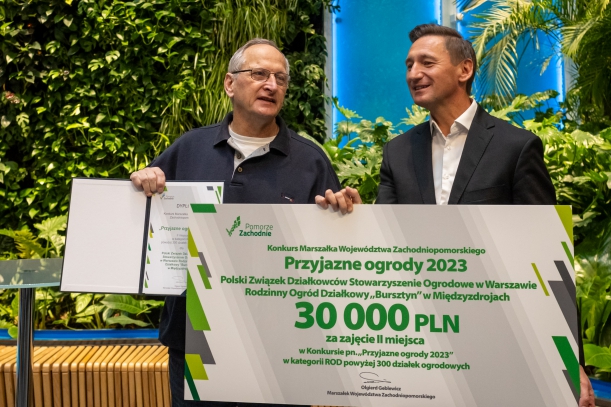 od prawej prezes Andrzej Gaszewski odbiera nagrodę- czek od marszałka 