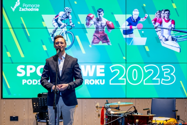 Marszałek Geblewicz dziekuje ze sceny sportowcom i trenerom za wyniki w 2023 roku. 