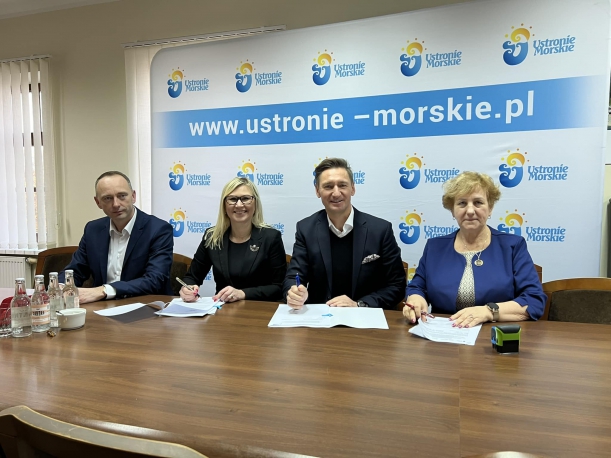 podpisanie umowy, za stołem siedzą 4 osoby: Grzegorz Starczyk, Anna Bańkowska, Olgierd Geblewicz i  Bernadeta Borkowska. 